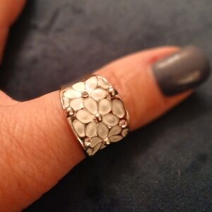 Elegant Silver Floral Ring